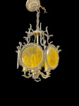 Vintage, bela lâmpada de teto, estilo Art Nouveau, caracterizado por formas orgânicas e detalhes elaborados. A lâmpada é em bronze com um design intrincado apresentado padrões florais e curvas elegantes, o vidro é na cor âmbar bisotado.  No estado que se encontra medindo 80 cm de altura por 31 cm de diâmetro.  