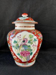 PORCELAINE DE PARIS.Grande ânfora em fina porcelana francesa, do século XIX, no estilo Old Paris", pintado a mão por C. Banaty (Décoré à la main Par C. Banaty).Apresenta umas decorações ricas em detalhes, com um painel central branco onde se destaca um pássaro colorido em meio a flores e folhagens. O restante do jarro é decorado com um fundo vermelho e motivos florais.Uma bela peca de colecionismo em perfeito estado como se pode visualizar nas fotos. Medindo 37 cm de altura.   
