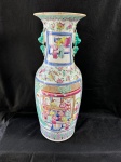 Famille RoseGrande jarrão chines de fina porcelana de Famille Rose.A Famille Rose é um estilo de porcelana chinesa caracterizado pelo uso de esmaltes rosados e outras cores opacas. Este estilo se desenvolveu durante o reinado do Imperador Kangxi (1662-1722) da dinastia Qing e atingiu seu auge durante o reinado do Imperador Qianlong (1736-1795). O jarrão apresenta cenas detalhadas da vida cotidiana chinesa, incluindo figuras em jardins e interiores, bem como motivos florais e geométricos. As cores predominantes são rosa, verde, azul e amarelo. Possui alças laterais estilizadas, que se assemelham a dragões ou outras figuras mitológicas.Como se encontra nas fotos medindo 62 cm de altura.  