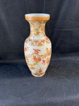 Belíssimo vaso chines, do estilo Art Déco, datado de 1940. O vaso é feito de porcelana, e apresenta um corpo bojudo que se estreita em direção ao gargalo. A superfície do vaso é decorada com intrincados desenhos florais em tons de laranja e pintado a ouro sobre um fundo branco. Os desenhos incluem flores estilizadas, folhagens e padrões geométricos. O vaso possui uma borda larga e plana com uma faixa decorativa.Em bom estado geral como se pode observar nas fotos medindo 31cm de altura.   
