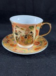SatsumaXicara de chá em fina porcelana Satsuma, fina porcelana japonesa conhecida por seus detalhes intrincados e cores vibrantes. Datado da década de 1940, durante o período da ocupação do Japão, apresenta uma cena detalhada de gueixas e figuras da nobreza, com trabalhos finos e incrustações, além de detalhes pintados à mão. A cerâmica Satsuma. São considerados peças de colecionador. Como se encontra nas fotos. 
