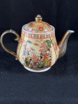 SatsumaBule em fina porcelana Satsuma, fina porcelana japonesa conhecida por seus detalhes intrincados e cores vibrantes. Datado da década de 1940, durante o período da ocupação do Japão, apresenta uma cena detalhada de gueixas e figuras da nobreza, com trabalhos finos e incrustações, além de detalhes pintados à mão. A cerâmica Satsuma. São considerados peças de colecionador. Como se encontra nas fotos.