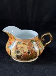 SatsumaCremeira de fina porcelana Satsuma, fina porcelana japonesa conhecida por seus detalhes intrincados e cores vibrantes. Datado da década de 1940, durante o período da ocupação do Japão, apresenta uma cena detalhada de gueixas e figuras da nobreza, com trabalhos finos e incrustações, além de detalhes pintados à mão. A cerâmica Satsuma. São considerados peças de colecionador. Como se encontra nas fotos.