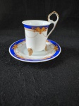 xícara de café. A xícara é branca com detalhes em azul e dourado, incluindo desenhos de grinaldas douradas.  Uma bela peca de decoração e coleção. Em bom estado como se encontra nas fotos.    