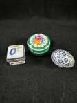 Vintage conjunto de 3 pequenas guarda joias em fina porcelana com bela decoração.Como se encontram nas fotos. 