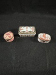 Vintage conjunto de 3 pequenas guarda joias em fina porcelana com bela decoração.Como se encontram nas fotos. 