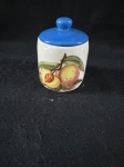 Vintage, açucareiro de cerâmica com tampa azul. Apresenta um design pintado à mão com o desenho de pêssegos e folhas verdes.Como se encontra nas fotos medindo 10 cm de altura.  