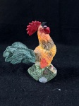 Bela escultura de um galo em polímero, com uma extraordinária pintura realçando cores vivas. Como se encontra nas fotos medindo.