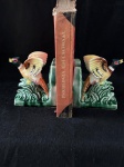 Belíssimo suporte de livros em fina maiólica representando dois faisões. Meado seculo XX, com uma bela decoração pintada com detalhes que imitam as cores e padrões de um faisão, com tons de marrom, bege, preto, verde e rosa, com um acabamento esmaltado. Como se encontra nas fotos.   
