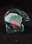 Murano.Bibelô em Murano com representação a um urso polar, o Murano esta decorado com um predominantemente azul-esverdeado transparente, com uma mancha opaca branca, verde e vermelha no corpo do urso.Como se encontra nas fotos medindo 9 cm de altura por 9 cm de largura.   