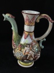 Capodimonte.Belíssima jarra de fina porcelana italiana, Capodimonte, início do seculo XX. Ricamente decorado com figuras em relevo e detalhes pintados. A peça apresenta um bico em forma de cabeça de dragão e uma alça elaborada. A decoração inclui cenas com figuras humanas em um estilo clássico ou mitológico. A paleta de cores é suave, com tons pastéis e detalhes em dourado, típicos do estilo Capodimonte.A porcelana de Capodimonte tem uma história rica, originária da fábrica real de Nápoles em 1743. Peça única, de colecionador em bom estado, medindo 20 cm de altura. 