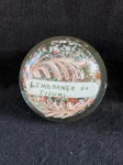 Murano. Bonito peso para papeis com uma faixa branca dizendo "LEMBRANÇA DA TIZUME", decorado com uma variedade de cores vivas.  Em bom estado como se encontra nas fotos medindo 12 cm de diâmetro. 