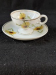 Royal StandardBela xicara de café de fina porcelana Royal Standard, este conjunto de xicara e seu pires e decorado com um belo motivo floral realçando suas belas cores, com borda filetada a ouro.  Como se encontra nas fotos.  