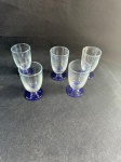Belo conjunto de 5 copos em vidro para servir licores, este belo conjunto e caracterizado por um design clássico com uma base azul distinta e um corpo de copo transparente. Em bom estado como se encontram nas fotos.
