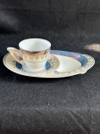 Schmidt. Bela xícara de café com pires e porta bolacha de fina porcelana Schmidt. Esta apresenta um designer elegante e moderno com uma decoração em azul e belos detalhes intricados em dourado. Em bom estado como se encontra nas fotos. 