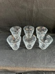 Belo conjunto de seis copos de licor em vidro transparentes. Os copos possuem um design texturizado com padrões geométricos que lembram facetas de cristal.Como se encontram nas fotos medindo 8,5 cm de altura. 