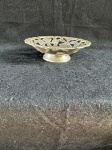 Belo centro de mesa ou fruteira de metal, com um design vazado e detalhes florais.Como se encontra nas fotos medindo 15 cm de diâmetro. 