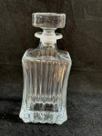 Cristal D'ArquesBela garrafa de cristal D'Arques com design elegante para celebrações e uso diário. A garrafa possui um design com linhas verticais em relevo e uma tampa com formato cilíndrico na parte superior, características que remetem ao estilo clássico e sofisticado Cristal D'Arques.Como se encontra nas fotos medindo 23 cm de altura.   
