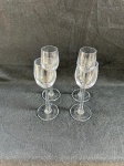 Cristal. Belo conjunto de 4 copos para licor em fino cristal.Como se encontra nas fotos medindo 16 cm de altura. 