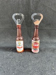 Par de abridor de garrafas com bonita decoração, apresentam um corpo semelhante ao de uma garrafa de cerveja. Como se encontram nas fotos.  