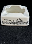 Goebel, cinzeiro em porcelana alemã, século XX, em ótimo estado de conservação medindo 11 cm X 11 cm.