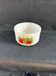 Bela tigela em fina porcelana dos anos 70, ornamentada em policromia com arranjo de legumes e borda em filete dourado.Como se encontra nas fotos medindo 17 cm de diâmetro por 10 cm de altura. 