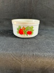 Bela tigela em fina porcelana dos anos 70, ornamentada em policromia com arranjo de legumes e borda em filete dourado.Como se encontra nas fotos medindo 14 cm de diâmetro por 8 cm de altura. 