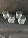 Vintage, bonito conjunto de 4 copos de whisky, Estes copos são inspirados no gelo derretido, apresentando um design único com relevos que lembram gotas de água ou gelo.