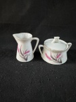 Vintage. Bonito conjunto de uma cremeira e um açucareiro em fina porcelana.O design apresenta um motivo floral estilizado, com espigas de trigo, e filetes dourados nas bordas.  