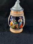 Foreign.Antiga caneca de cerveja em porcelana alemã, e possui uma tampa de estanho. Apresenta uma cena pintada à mão com figuras tradicionais alemãs em relevo.Em bom estado de conservação como se pode observar nas fotos medindo 16 cm de altura. 