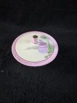 Noritake.Bela caixa de pó em fina porcelana noritake, do início do século XX, decorada com uma pintura da "Southern Belle".Em boas condições de conservação medindo 9,5 cm de diâmetro.   
