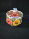 Belo açucareira em fina porcelana, pintado a mão com decoração floral. Como se encontram nas fotos medindo 12 cm de altura por 12 cm de diâmetro.  