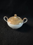 HANS.Açucareiro, confecionado em porcelana europeia, na cor off White, decorada com flores e guirlandas, com rico trabalho a ouro.Em bom estado como se pode observar nas fotos.   