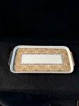 HANS.Bela travessa confecionado em porcelana europeia, na cor off White, decorada com flores e guirlandas, com rico trabalho a ouro.Em bom estado como se pode observar nas fotos, medindo 32 cm de comprimento por 15 cm de largura. 