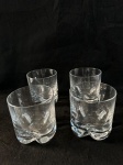 Bonito conjunto de 4 copos de whisky com um designer elegante. Em bom estado como se pode observar nas fotos. 