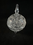Bomboniere em cristal europeu, ricamente decorado com fina lapidação em forma de estrelas e losangos. Em bom estado de conservação, como se pode observar nas fotos medindo 15 cm de altura por 11 cm de diâmetro.   