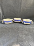 Melrose Grindley England.Belíssimo conjunto de 3 xicaras de consume, em fina porcelana Melrose Grindley England.Dos anos 60, com belos detalhes em azul e dourado com um padrão texturizado nas faixas azuis.Em bom estado de conservação como se pode observar nas fotos.   