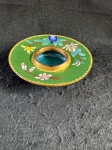 cinzeiro chinês cloisonné.O cinzeiro início do seculo XX, apresenta uma decoração com um fundo verde com decorações florais em várias cores, incluindo rosa, amarelo, azul e branco, e um aro dourado. O interior do cinzeiro é azul.Em bom estado de conservação medindo 16,5 cm de diâmetro.   