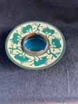 cinzeiro chinês cloisonné.Cinzeiro cloisonné com decoração de cena de caça do século XIX.Em bom estado de conservação, medindo 13 cm de diâmetro.  