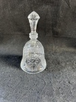 CRISTAL. Antigo e elegante sino de mesa feito em cristal apresentando fina lapidação conforme fotos. Peça imponente de grandes proporções. Medidas: 19cm de altura por 9,5 cm de diâmetro. 