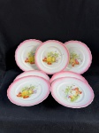 Lote composto de 7 pratos para sobremesa em faiança inglesa, apresenta uma decoração esmaltada e vitrificada representando frutas.Bom estado conforme as fotos medindo 17,5 cm de diâmetro. 