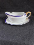 CT Tielsch Altwasser Delicada e elegante molheiro em fina porcelana alemã, CT Tielsch Altwasser porcelana Wabrzych.Com uma decoração me azul e floral dourado, na borda acompanha um filetado a ouro. Usada em bom estado conforme nas fotos. 