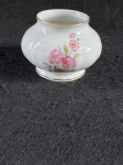 Rosenthal.Belo vaso em fina porcelana alemã, Rosenthal, dos anos 60. Apresenta um design delicado com um motivo floral, incluindo flores rosas e detalhes em dourado nas bordasUsada em bom estado conforme nas fotos, medindo 7 cm de altura. 