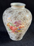 Bavaria Alemanha.Bonito vaso de royal porcelana, vintage, Bavaria, com uma bela decoração de flores e dourado pintado a mão. Em ótimo estado de conservação com 16 cm de altura por 6 cm de diâmetro na base.  