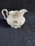 Hackefors. Belíssima cremeira da marca Hackefors, uma empresa sueca de porcelana fundada em 1926. O açucareiro é feito de porcelana branca com detalhes em dourado e decorações florais. Conforme nas fotos.  