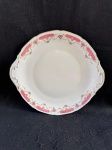 MZ Altrohlau CM-R. A Prato de porcelana fina da Checoslováquia, datado de 1918, fabricado pela MZ Altrohlau CM-R. O prato possui um design delicado, com bordas decoradas em rosa e detalhes florais. Bom estado como se encontra nas fotos medindo 26 cm de diâmetro.  