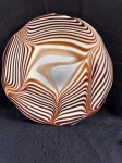 Murano.Belo prato em murano com um design ondulado em tons de branco e marrom. As linhas marrons criam um efeito visual dinâmico sobre o fundo branco.Conforme nas fotos medindo 34 cm de diâmetro.