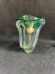 Val Saint Lambertvaso de cristal Val Saint Lambert. A Val Saint Lambert é uma fabricante belga de cristais fundada em 1826. Este vaso apresenta um design moderno e elegante, com formato orgânico e bordas irregulares, sugerindo um estilo contemporâneo. Conforme nas fotos, medindo 20 cm de altura.  