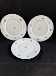 TK Thun, Czechoslovakia Conjunto de 3 pratos de fina porcelana tcheca.Apresenta uma bela decoração floral em azul.Conforme as fotos medindo 23, cm de diâmetro.  