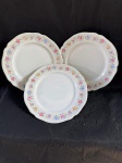 Bavaria.Belo conjunto de três pratos em fina porcelana alemã, Bavaria, apresentando uma decoração floral na sua borda com diferentes cores. Conforme as fotos medindo 24 cm de diâmetro. 